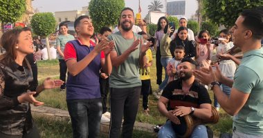 قلبوا الشارع.. فرقة رصيف شوارعنا قدموا أجمل أغانى فى احتفالات العيد وسط الناس.. لايف
