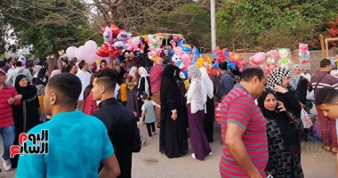 مصر بتفرح.. الأقباط يؤمنون وينظمون صلاة عيد الفطر المبارك بمسجد عمر بن عبد العزيز ببنى سويف.. إطلاق بالونات على المواطنين بعد الصلاة بساحة أبو الحجاج الأقصرى.. وحملات تطعيم فيروس كورونا أمام مساجد الشرقية