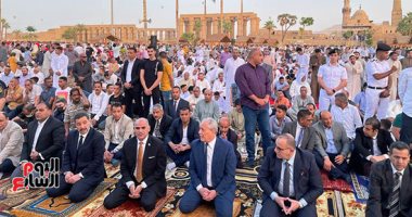 المحافظون ونوابهم والقيادات التنفيذية والدينية يؤدون صلاة عيد الفطر.. ويتبادلون التهانى مع المواطنين.. محافظ المنوفية يوزع العيدية على عمال النظافة.. وبورسعيد يزور قوات الأمن ويهنئ رجال الشرطة.. صور وفيديو