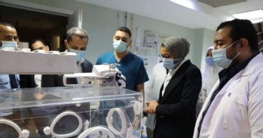 نائب محافظ الوادي الجديد تهنئ المرضى بمستشفى الخارجة بعيد الفطر.. صور