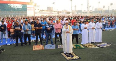 أعضاء الزمالك يؤدون صلاة عيد الفطر داخل النادي.. (صور)