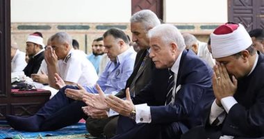 محافظ جنوب سيناء يؤدي صلاة العيد وسط جموع المواطنين بمسجد الحق المبين