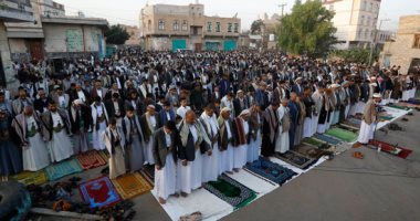 المسلمون حول العالم يؤدون صلاة عيد الفطر المبارك