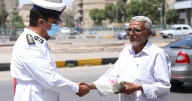 الداخلية توزع الهدايا وتشارك المواطنين احتفالات عيد الفطر.. صور 