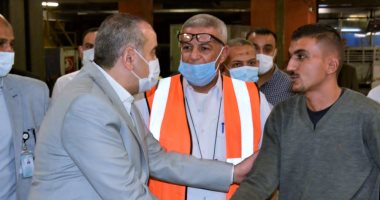 وزير الطيران يتفقد حركة التشغيل بمطار القاهرة ويهنئ العاملين والمسافرين بالعيد.. صور