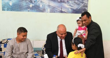 محافظ قنا يزور أسر 4 من شهداء العمل لتهنئتهم بعيد الفطر المبارك