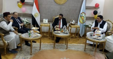محافظ مطروح يستقبل المهنئين بالعيد ويؤكد فتح الحدائق والمتنزهات مجانا.. لايف