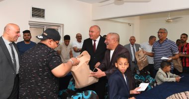 الداودى يزور دور الرعاية بمدينة قنا لتقديم التهنئة للأطفال بمناسبة العيد