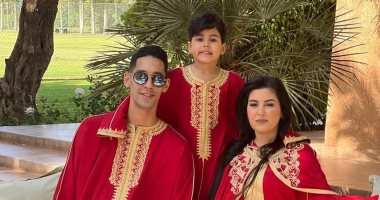 بالجلباب المغربي.. بدر بانون يحتفل بعيد الفطر المبارك مع زوجته وابنه