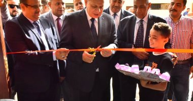محافظ أسيوط يزور دور الأيتام لمشاركة الأطفال فرحتهم بالعيد ويقدم لهم الهدايا.. صور