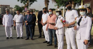 مدير أمن سوهاج يشارك المواطنين الإحتفال بعيد الفطر ويوزع الحلوى والورود على الأطفال