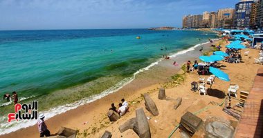 بعد الإجازة.. هدوء على كورنيش الإسكندرية والسياح يستمتعون بعروس البحر "لايف"