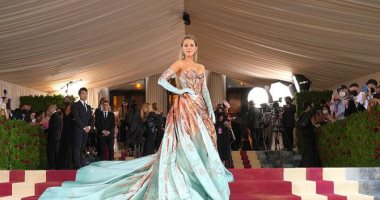 بليك ليفلى تغير فستانها بشكل ساحر على السجادة الحمراء فى حفل Met Gala.. فيديو