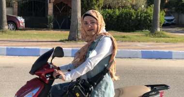 "آية" اختارت العمل "ديليفرى" لتوفير حياة كريمة لطفلتيها بالدقهلية.. فيديو