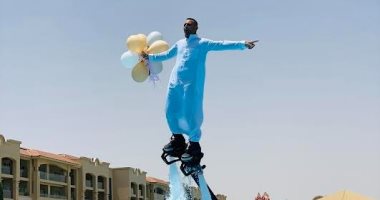 صانع البهجة.. "فلاى بورد" يدخل السعادة على رواد الفنادق والمنتجعات بالغردقة.. الرجل الطائر يرتدى الجلباب ويحمل البلالين لإسعاد المتواجدين بشواطئ البحر الأحمر.. والمدينة الساحلية تحقق نسب إشغال تتخطى 67% بالعيد
