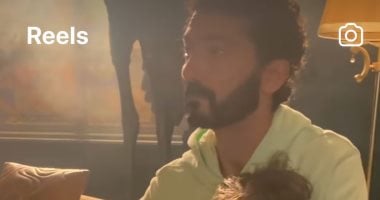 بيبو الصغير نائم على رجل خالد النبوى فى كواليس "راجعين يا هوى".. فيديو وصور