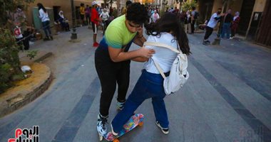 بنت وولد.. مهارات اللعب بالباتيناج والدراجات فى شوارع القاهرة