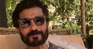  خالد النبوى وابنه نور يداعبان أحمد بدير بهدية من أسوان.. فيديو