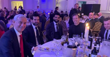 محمد صلاح فى صورة جديدة من حفل اتحاد الكتاب الإنجليز