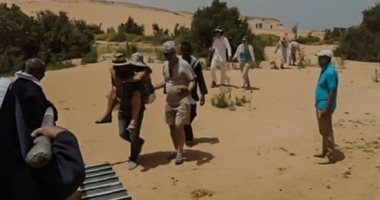 حملها على ظهره 300 متر.. مرشد سياحى ينقذ سائحة بعد إصابتها بضربة شمس (فيديو)