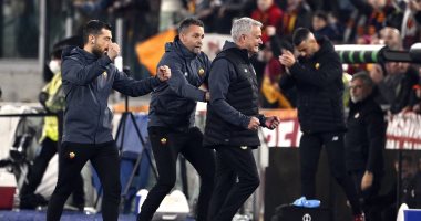 بكاء مورينيو بعد تأهل روما لنهائي دورى المؤتمر الأوروبي.. صور