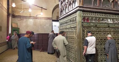 بعد فتح الأضرحة.. مئات المريدين يتوافدون لزيارة ضريح سيدى أحمد البدوى.. فيديو