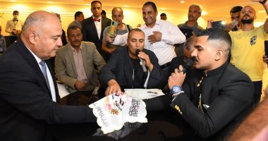 محافظ قنا وكيلا لعروسين من فتيات إحدى دور الأيتام بنجع حمادى في عقد قرانهما