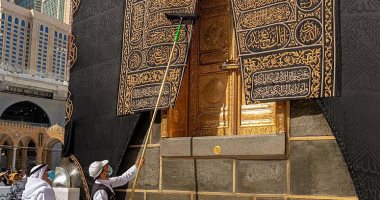 "وكالة مجمع الملك عبدالعزيز" تقوم بأعمال شد وصيانة كسوة الكعبة المشرفة.. صور