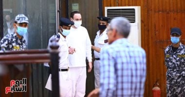 بعد مرور 172 يوما على "حادث الشيخ زايد" المحاكمة تصل محطتها الأخيرة.. محكمة جنايات الجيزة تسطر كلمة النهاية وتقضى بالمشدد 3 سنوات لكريم الهوارى.. انهيار شقيقة المتهم بعد الحكم.. وتغيب أسر الضحايا عن حضور الجلسة