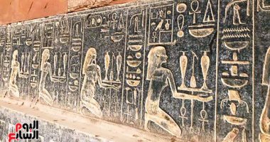 سحر النقوش والرسومات الفرعونية يجلب السياح يومياً لمعابد الكرنك بالأقصر.. صور
