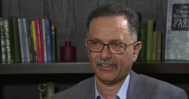 بدرجة فارس.. اليمنى على المقرى يحصل على وسام الفنون والآداب الفرنسى