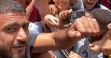 أحمد العوضى يلتقط صورا مع أبناء منطقته.. والأهالى يستقبلونه بالهتاف والتصفيق