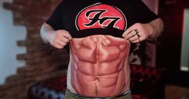 انتهت حلول "الجيم".. شاب يلجأ لفنان تاتو ليحصل على "six packs" مرسومة