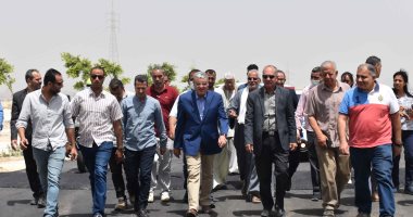 رصف مدخل دير جبل الطير بالمنيا ضمن مراحل تطوير مسار العائلة المقدسة.. صور