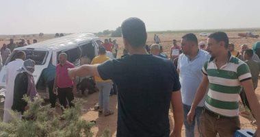 مصرع شخص وإصابة 9 في انقلاب ميكروباص بطريق الإسماعيلية السويس.. صور