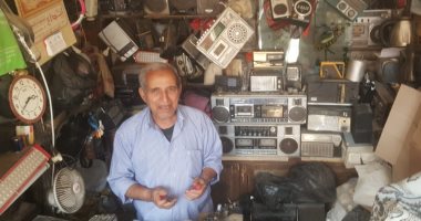 ياما أسعد ناس.. حكاية "عم محسن راديو" أقدم صنايعى ترانزستور فى البحيرة.. لايف