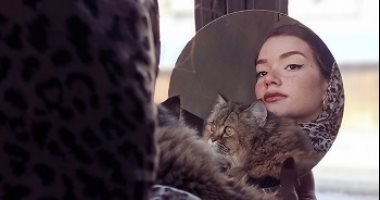 جلسة تصوير لعشاق القطط.. ندى تبدع في فن التصوير بالـ "Dreamy look"