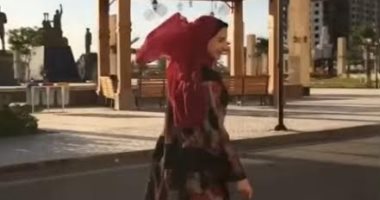 فتيات يروجن للفلكلور الأسوانى بممارسة رياضة "الإسكيت" أمام المواقع السياحية