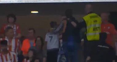 جماهير أتلتيكو مدريد تطرد مشجعاً ونجله من المدرجات أمام الريال.. فيديو