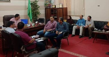 تكثيف أعمال النظافة والمتابعة لمشروعات "حياة كريمة" بمدينة الشهداء فى المنوفية