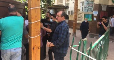 وصول جثمان والدة أشرف مصيلحى إلى مسجد مصطفى محمود لأداء صلاة الجنازة 