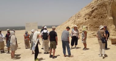 وفد سياحى ألمانى يزور منطقة آثار تل العمارنة فى المنيا.. صور
