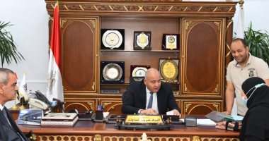 محافظ قنا يستقبل 30 مواطنا لبحث شكاواهم والعمل على حلها