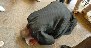 والد بسنت خالد يسجد لله أمام المحكمة بعد القرار: هزور قبرها وأفرح معاها.. لايف