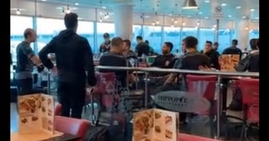 شاهد توافد بعثة الأهلى على مطار القاهرة للسفر إلى الجزائر لمواجهة وفاق سطيف