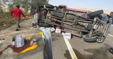 انقلاب سيارة نقل محملة بالدهانات على الطريق الصحراوى الغربى بقنا.. صورة
