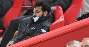 محمد صلاح على مقاعد بدلاء ليفربول ضد أستون فيلا فى الدوري الإنجليزي