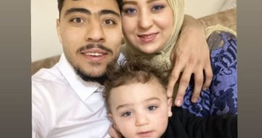 أكرم توفيق ينشر صورة بصحبة زوجته وابنه ويعلق: "ما شاء الله"