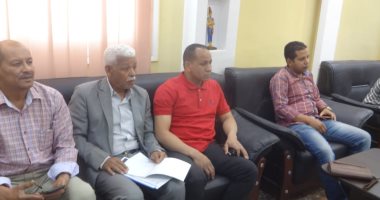 قرارات بتحرير محاضر بيئية ضد إلقاء القمامة من أصحاب العقارات والمحلات بشوارع الأقصر