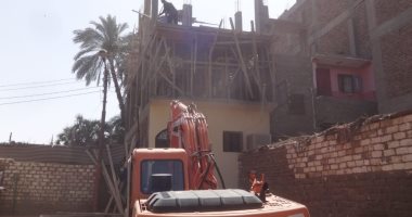 حملة لإزالة 8 حالات بناء عشوائى بدون ترخيص فى 3 مدن بالأقصر.. صور